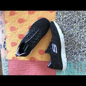 Women’s sketchers 8.5